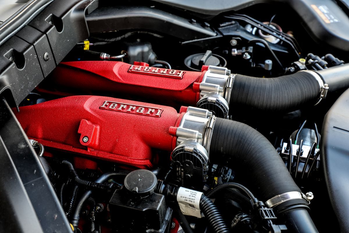 Ferrari Portofino · أبيض — الصورة 4