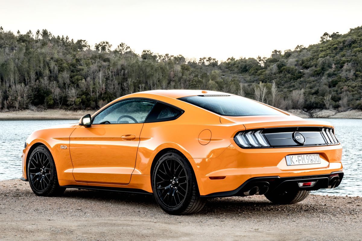 Ford Mustang Fastback · Turuncu — görsel 2