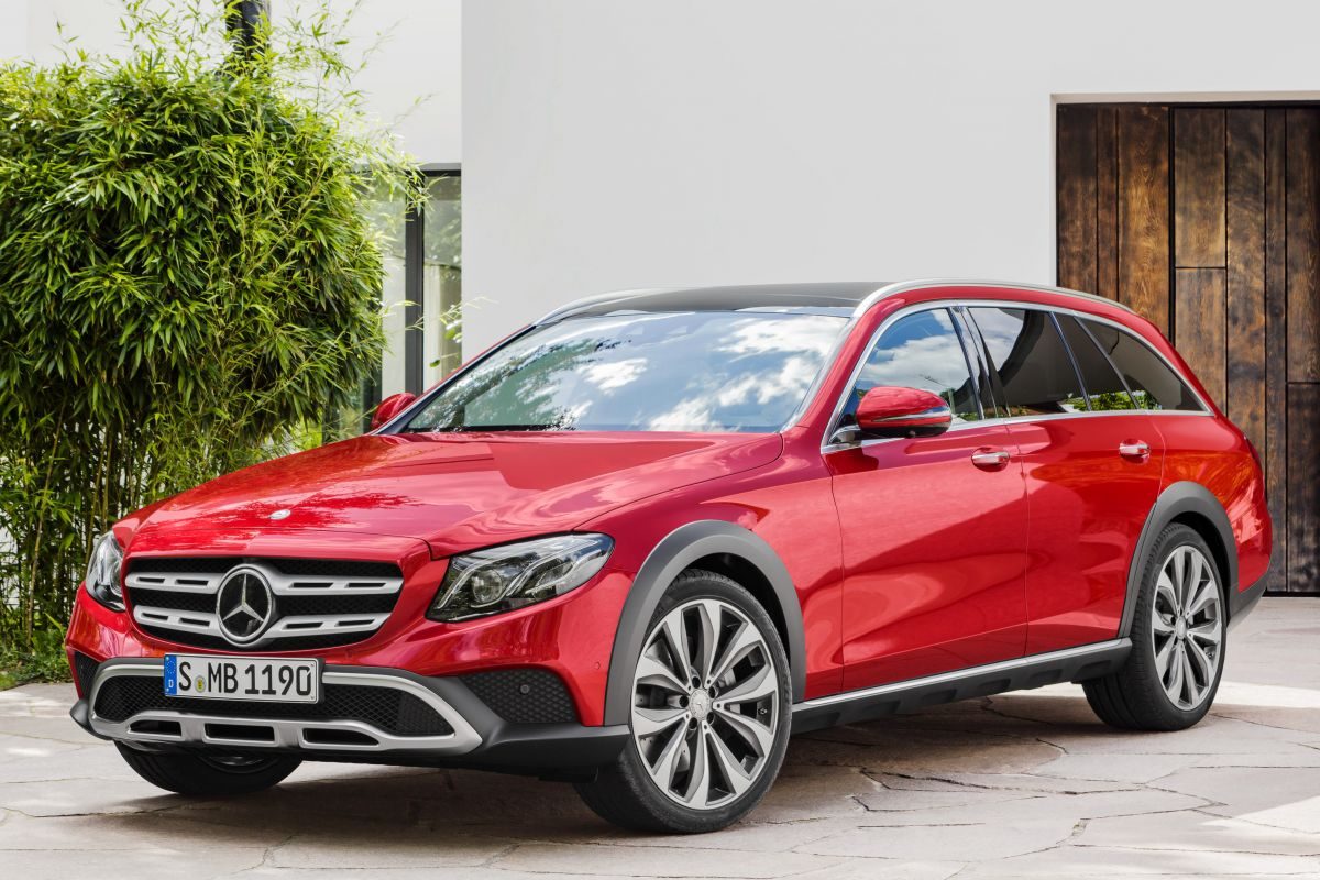 Mercedes-Benz E-Class All-Terrain · Kırmızı — görsel 3