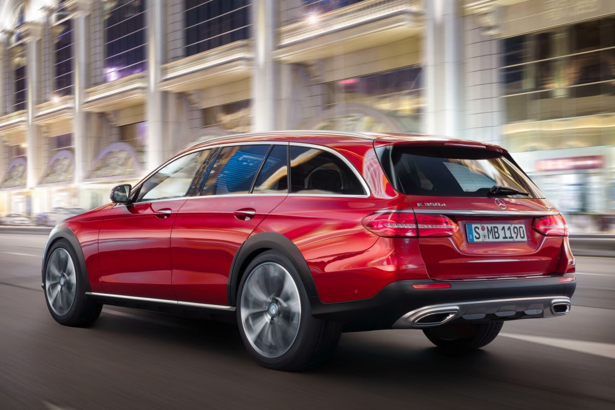 Mercedes-Benz E-Class All-Terrain · Kırmızı — görsel 5