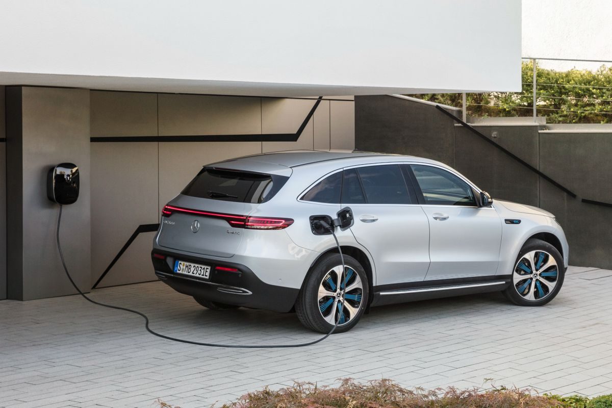 Mercedes-Benz EQC · فضي — الصورة 3