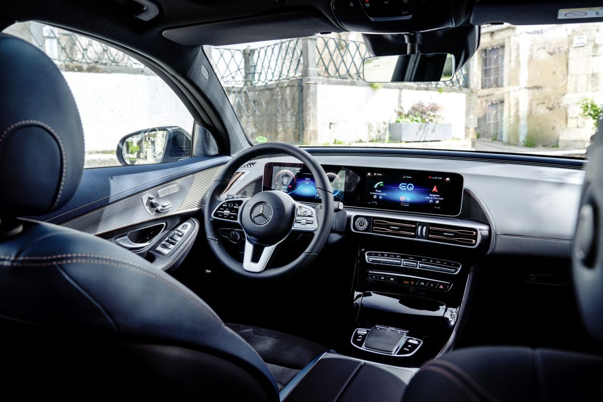 Mercedes-Benz EQC · فضي — الصورة 4
